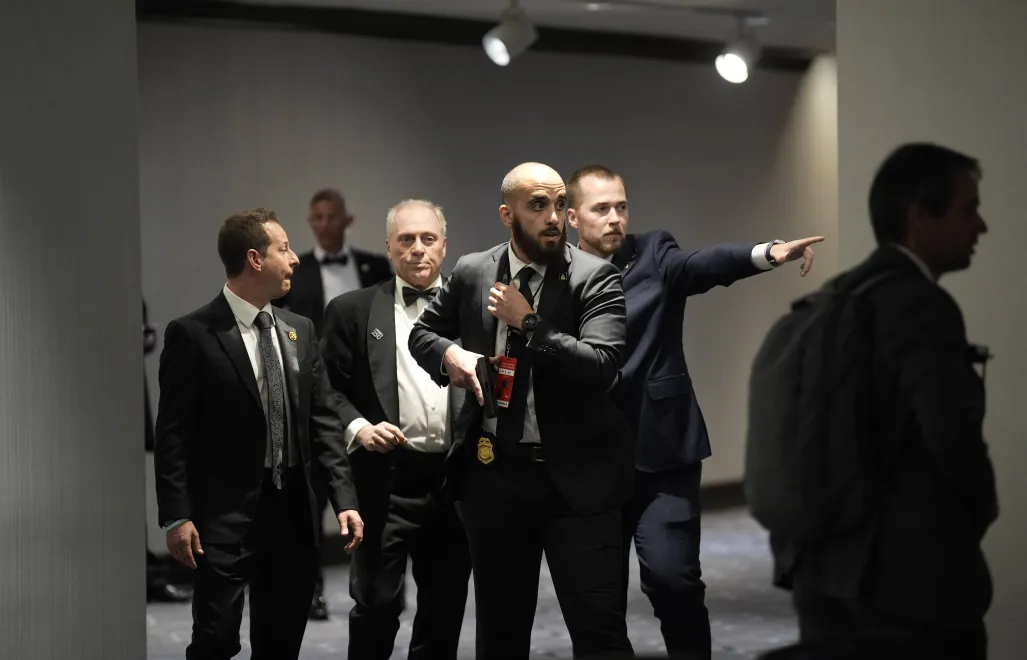 Охорона Дональда Трампа після стрілянини у лобі готелі Hilton у Вашингтоні. Fot. PAP/EPA/ABACA/Yuri Gripas / POOL