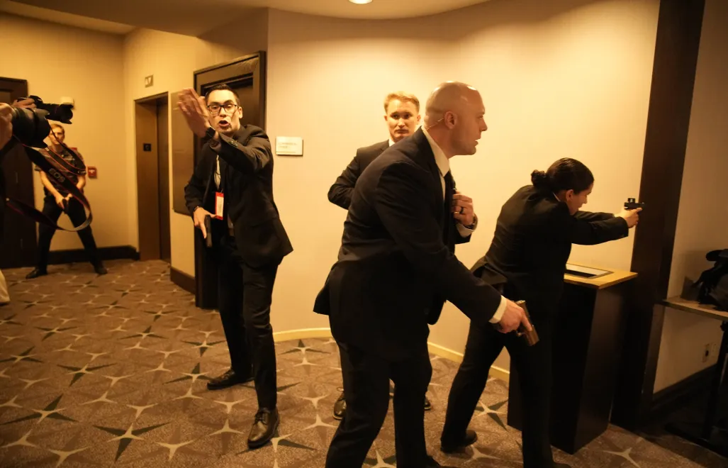 Strzały rozległy się w sobotę wieczorem wkrótce po rozpoczęciu dorocznej gali Stowarzyszenia w hotelu Hilton w Waszyngtonie. Fot. PAP/EPA/	Yuri Gripas / POOL