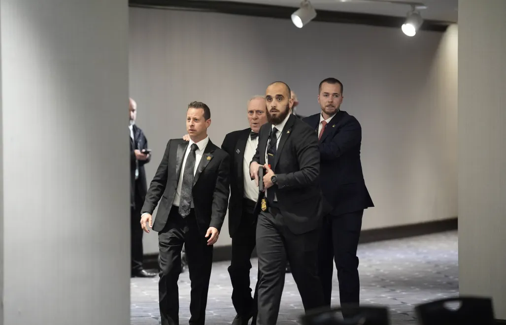 Перші хвилини після спроби замаху під час гала-вечора кореспондентів, які працюють у Білому домі, у готелі Hilton Вашингтоні. Фотоілюстрація. Fot. PAP/EPA/YURI GRIPAS / POOL/ABACAPRESS.COM