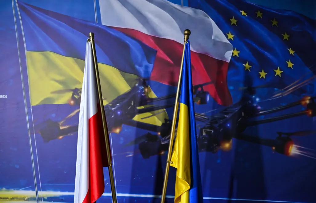 Flagi Polski i Ukrainy na zawodach dronów na Politechnice Rzeszowskiej w ramach pre-konferencji „Road to URC – Security and Defence Dimension”. Fot. PAP/Darek Delmanowicz