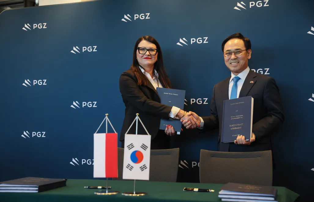 Президент ZM "Bumar-Łabędy" Моника Кручек и генеральный директор компании Hyundai Rotem Company Ли Йонг-бэ. Fot. PAP/Leszek Szymański