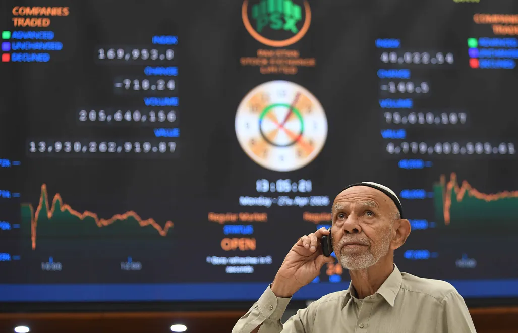 Makler monitoruje ceny akcji na giełdzie w Pakistanie Fot. PAP/EPA/SHAHZAIB AKBER