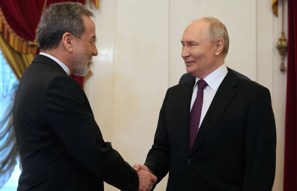 Przywódca Rosji Władimir Putin i szef MSZ Iranu Abbas Araghchi. Fot. PAP/EPA/DMITRI LOVETSKY / POOL