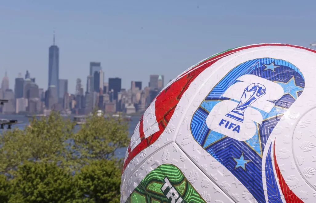 Replika oficjalnej piłki mistrzostw świata 2026. Fot. PAP/ EPA/SARAH YENESEL