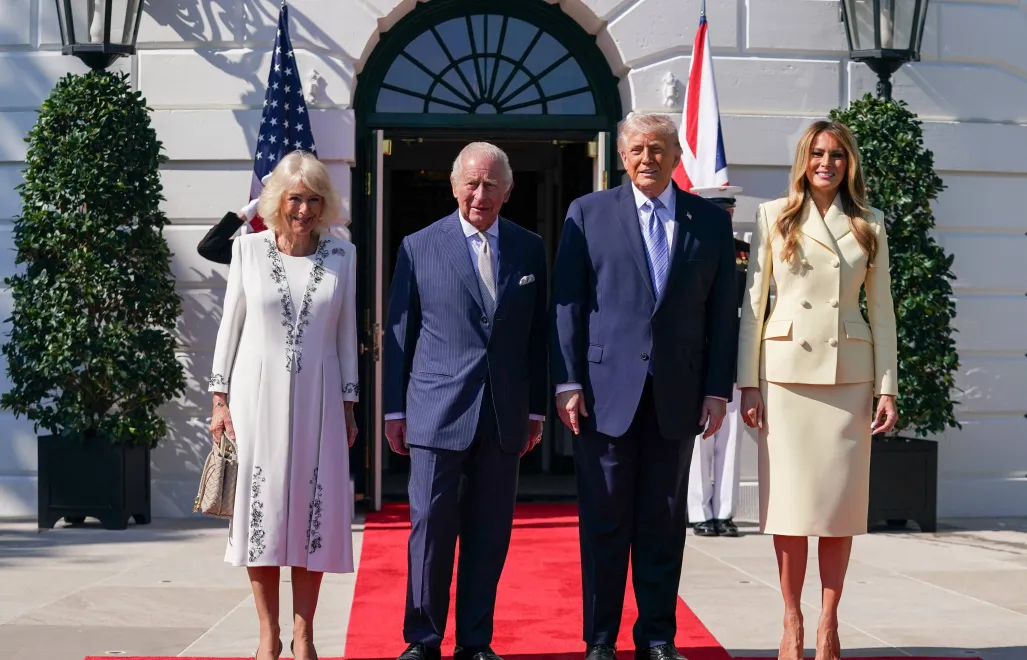 Дональд Трамп и Мелания Трамп с королем Чарльзом III и королевой Камиллой перед Белым домом. Fot. PAP/EPA/ALLISON ROBBERT/ POOL