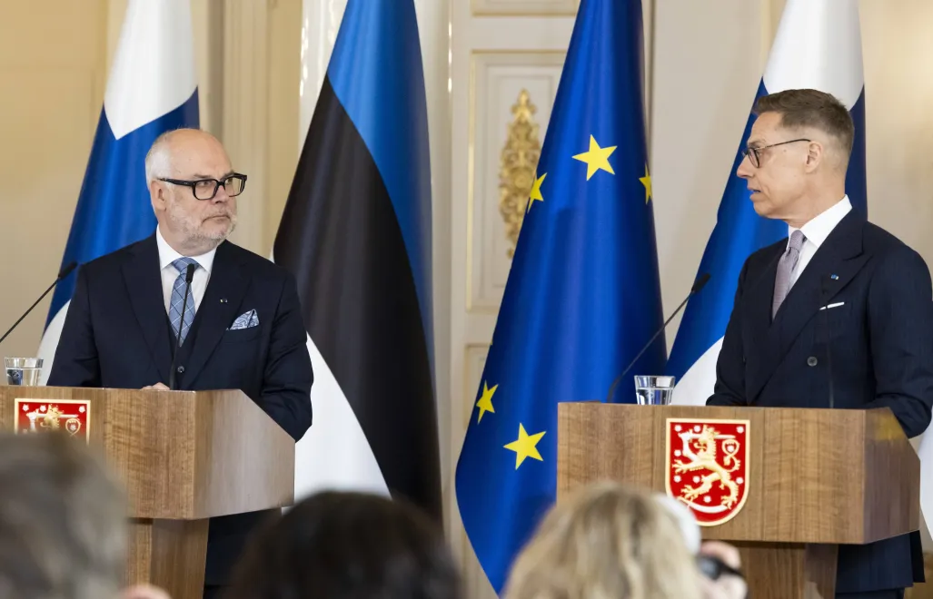 Брифінг президентів Естонії Алара Каріса (зліва) та Фінляндії Александра Стубба (праворуч) в Гельсінкі.  28 квітня 2026 р. Fot. PAP/EPA/COMIC/JUSSI ESKOLA