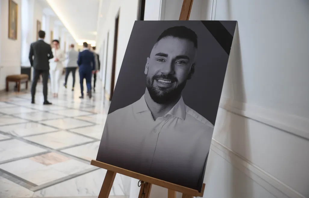 Księga kondolencyjna posła Lewicy Łukasza Litewki w Sejmie. Fot. PAP/Leszek Szymański