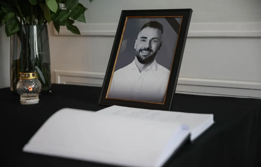 Księga kondolencyjna posła Lewicy Łukasza Litewki w Sejmie. Fot. PAP/Leszek Szymański