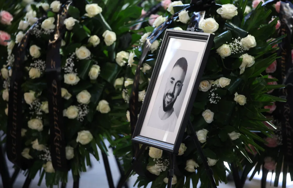 Tragicznie zmarły poseł Lewicy Łukasz Litewka spoczął w środę na cmentarzu parafialnym w Sosnowcu.  Fot. PAP/Łukasz Gągulski