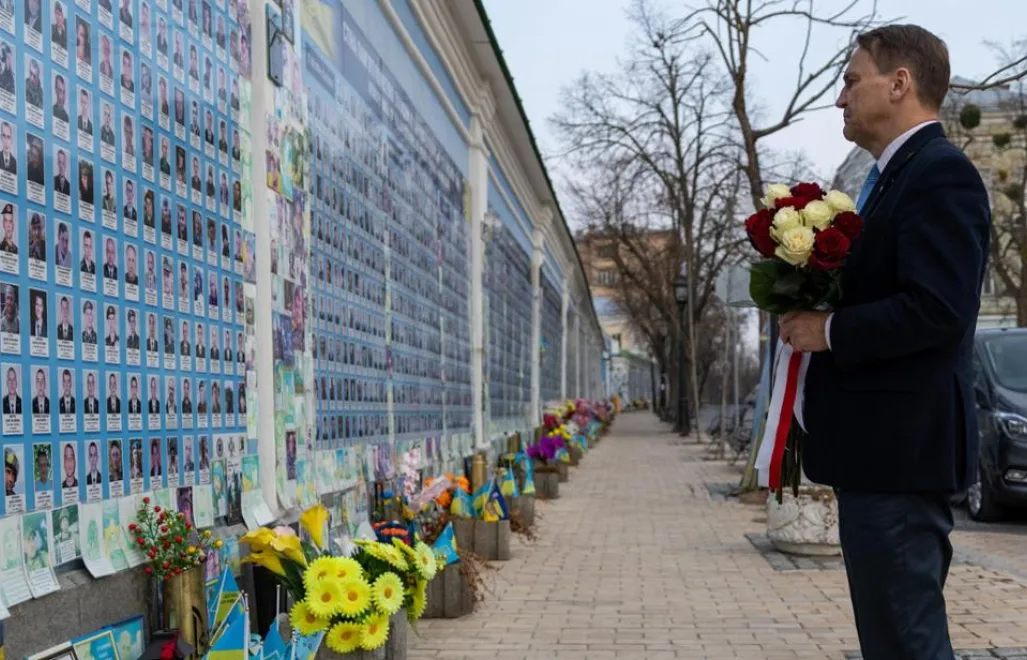 Wicepremier Radosław Sikorski  w Buczy oddaje hołd poległym obywatelom Ukrainy. Fot. MSZ