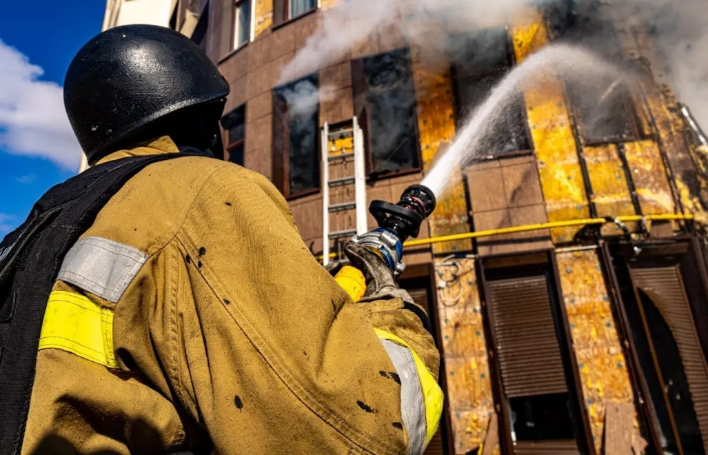 Kowalenko: głównym celem Rosjan podczas takich ataków w środku dnia jest zwiększenie liczby ofiar wśród ludności cywilnej. Fot. X/DSNS.GOV.UA (zdjęcie ilustracyjne)