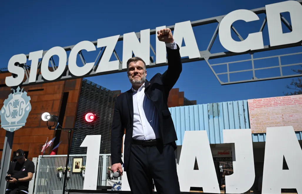 Współprzewodniczący Partii Razem Adrian Zandberg podczas wiecu partii Razem przed bramą nr 2 Stoczni Gdańskiej. Fot. PAP/Adam Warżawa