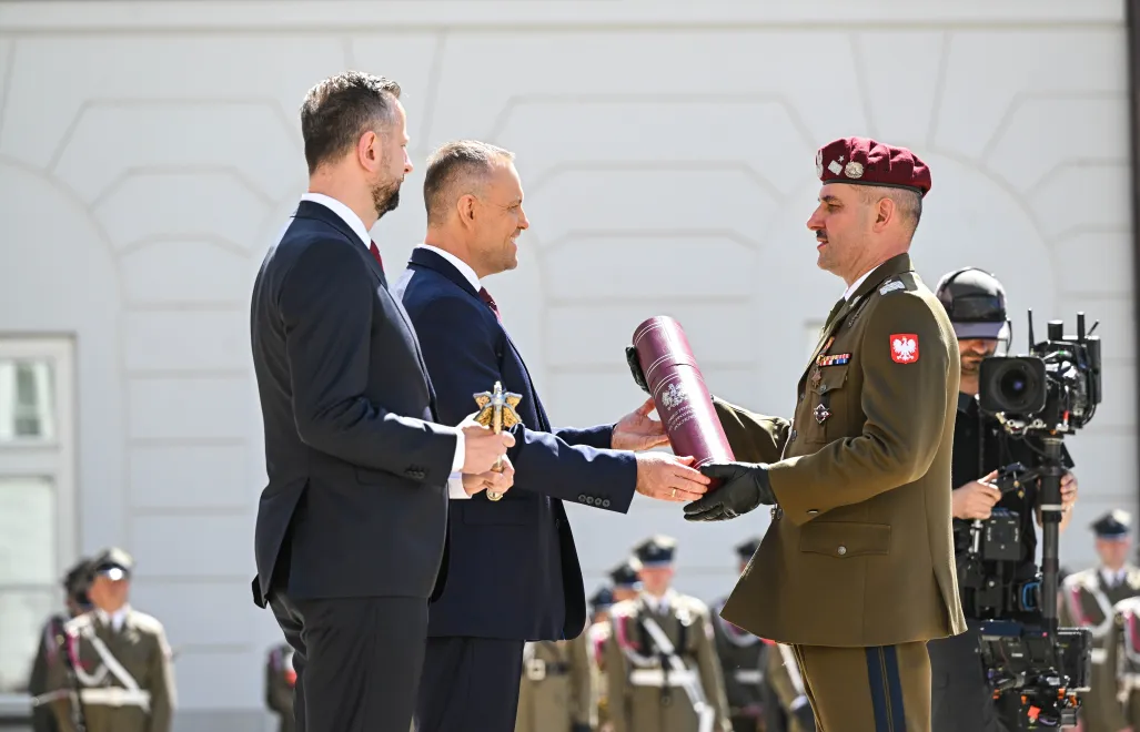 Prezydent RP Karol Nawrocki, wicepremier, minister obrony narodowej Władysław Kosiniak-Kamysz (L) oraz mianowany na stopień generała brygady, dowódca 25 Brygady Kawalerii Powietrznej płk Piotr Gołos Fot. PAP/Radek Pietruszka