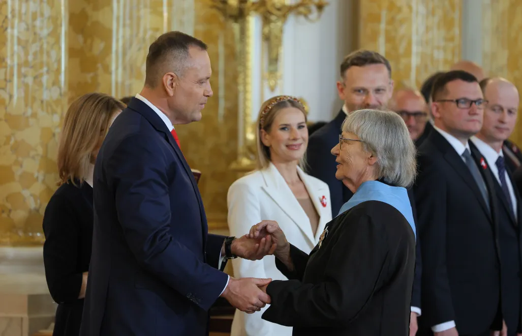 Prezydent Karol Nawrocki (L) i odznaczona Orderem Orła Białego dyrygent Agnieszka Duczmal-Jaroszewska (P). Fot. PAP/Paweł Supernak