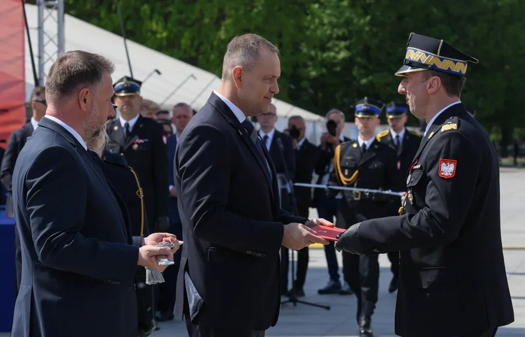 Prezydent Karol Nawrocki (C), minister spraw wewnętrznych i administracji Marcin Kierwiński (L) oraz awansowany na stopień nadbrygadiera Lubelski Komendant Wojewódzki PSP Zenon Pisiewicz (P). Fot. PAP/Paweł Supernak