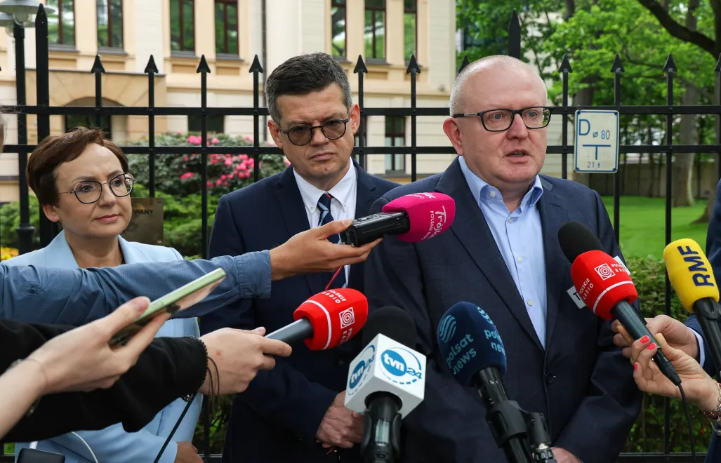 Sędziowie TK, od lewej: Anna Korwin-Piotrowska, Krystian Markiewicz i Marcin Dziurda przed siedzibą Trybunału Konstytucyjnego w Warszawie. Fot. PAP/Paweł Supernak