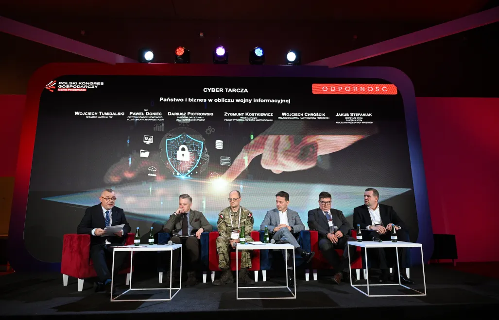 Od lewej: prowadzący, redaktor naczelny Polskiej Agencji Prasowej Wojciech Tumidalski, zastępca szefa KPRM Jakub Stefaniak, zastępca Dowódcy Komponentu Wojsk Obrony Cyberprzestrzeni płk. Paweł Doniec, dyrektor zarządzający Dell Technologies Polska Dariusz Piotrowski, prezes zarządu Polskiej Wytwórni Papierów Wartościowych Zygmunt Kostkiewicz oraz prezes Krajowej Rady Radców Prawnych Włodzimierz Chróścik. Fot. PAP/Marcin Obara