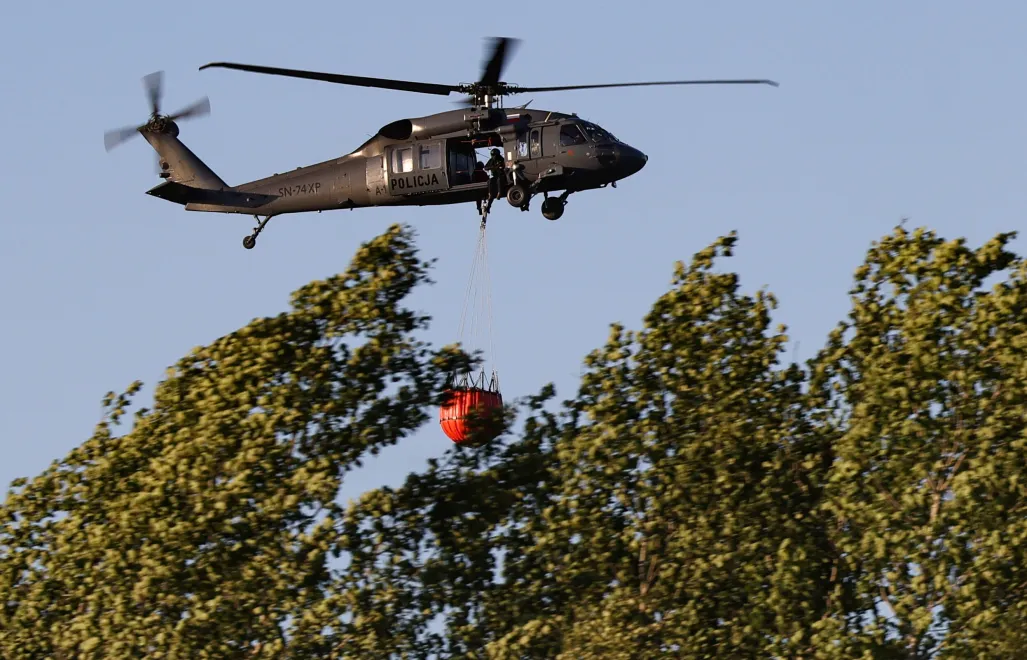 Helikopter w pobliżu miejsca pożaru lasu we wsi Międzyleś. Fot. PAP/Albert Zawada