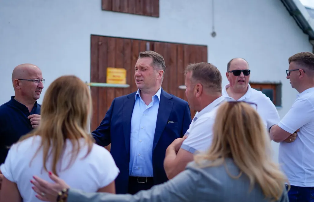 Wiceprezes PiS Przemysław Czarnek spotkał się m.in. z właścicielem gospodarstwa rolnego zajmującego się hodowlą bydła.  Fot. X/Przemysław Czarnek