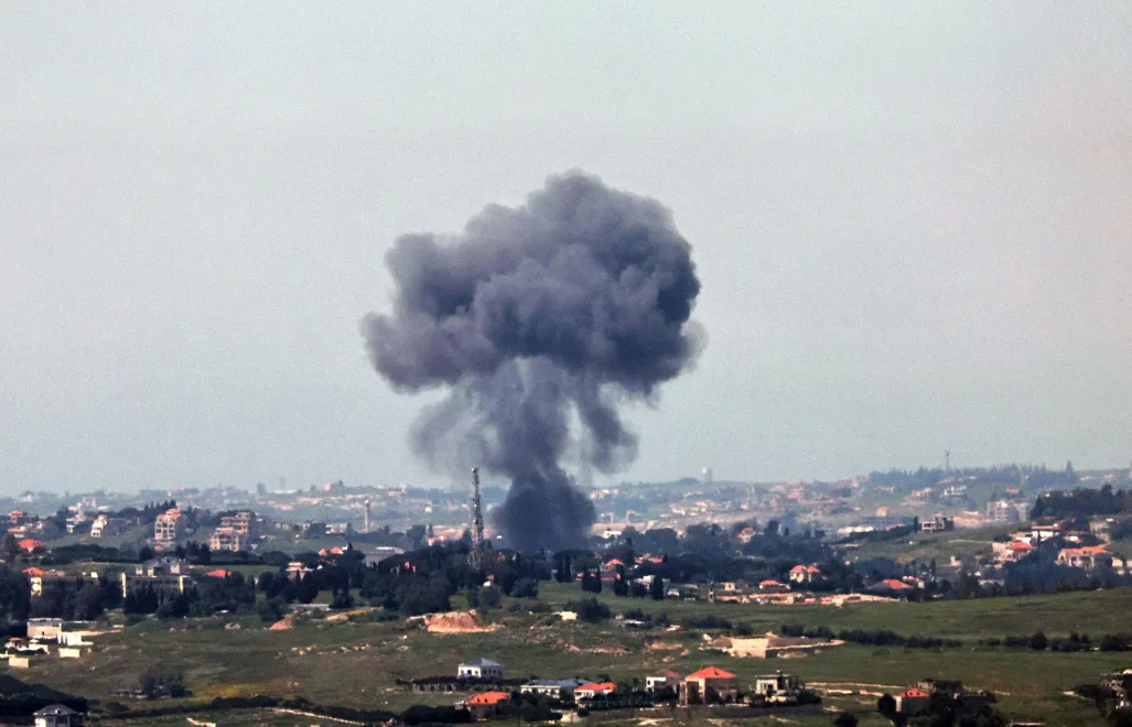 11 maja 2026 roku. Dym nad wioską w południowym Libanie po izraelskim ataku Fot. PAP/EPA/ATEF SAFADI