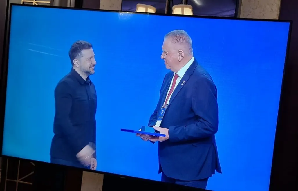 Kijów. Andrzej Pietrasik odebrał z rąk Prezydenta Ukrainy Wołodymyra Zełenskiego odznaczenie państwowe – Złote Serce, fot. UM Płońsk