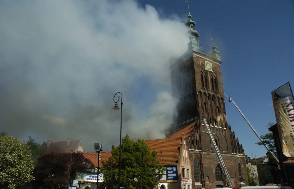 Pożar kościoła św. Katarzyny W Gdańsku. Fot. PAP/Stefan Kraszewski