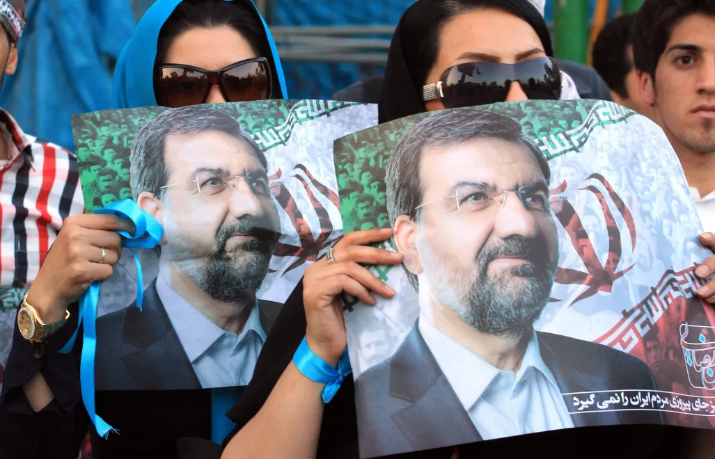 Иранские женщины держат портрет Мохсена Резаи Fot. PAP/EPA/ABEDIN TAHERKENAREH