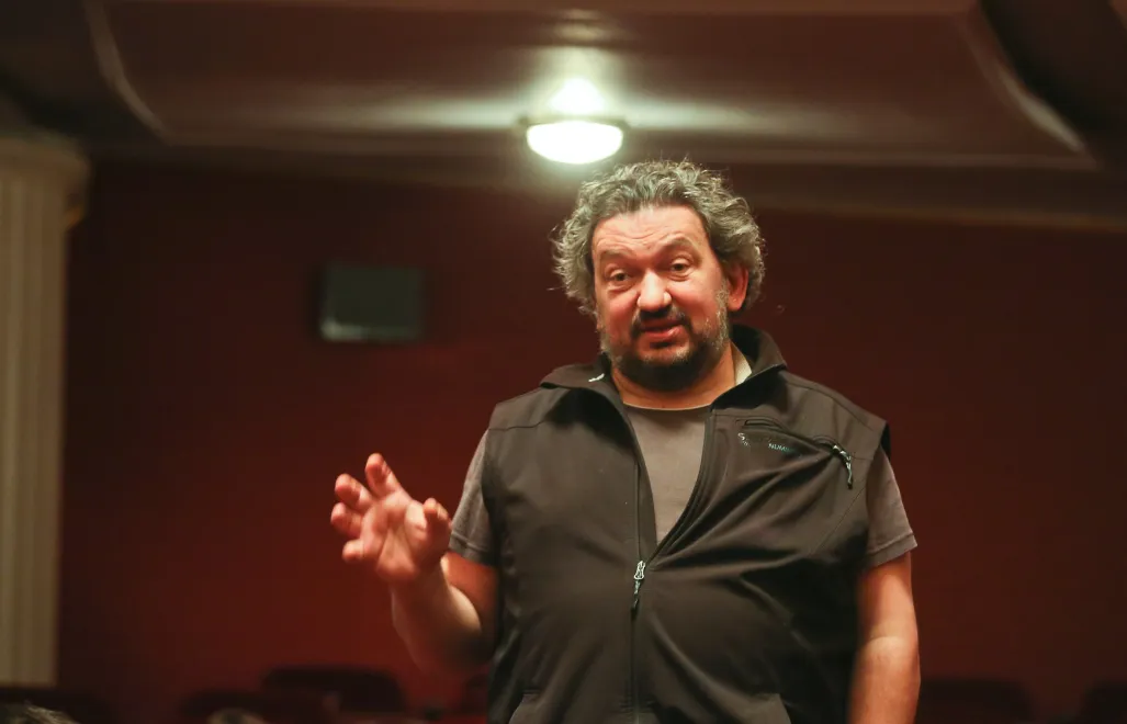 Reżyser Vlad Troicki, podczas próby medialnej spektaklu "Ukraiński Dekameron"  w Teatrze Polskim. 2016 r. Fot. PAP/Rafał Guz