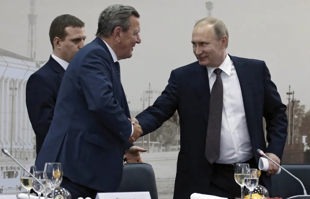 Рукостискання Герхарда Шредера й Владіміра Путіна. Fot. PAP/EPA/Sergey Chirikov