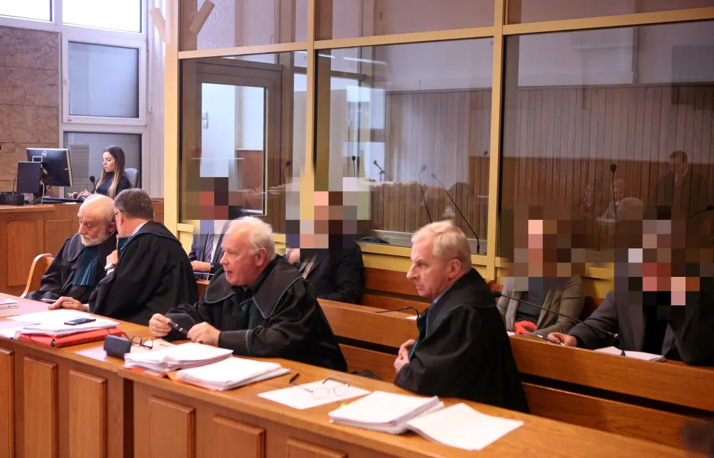 W pierwszym rzędzie adwokaci (L-P): Krzysztof Bachmiński, Piotr Kardas, Andrzej Patela, Zbigniew Kubicki; w drugim rzędzie oskarżeni lekarze (L-P): Dariusz D., Andrzej K., Katarzyna S. oraz Jacek D. podczas rozprawy dot. śmierci Jerzego Ziobry. Fot. PAP/Stanisław Rozpędzik