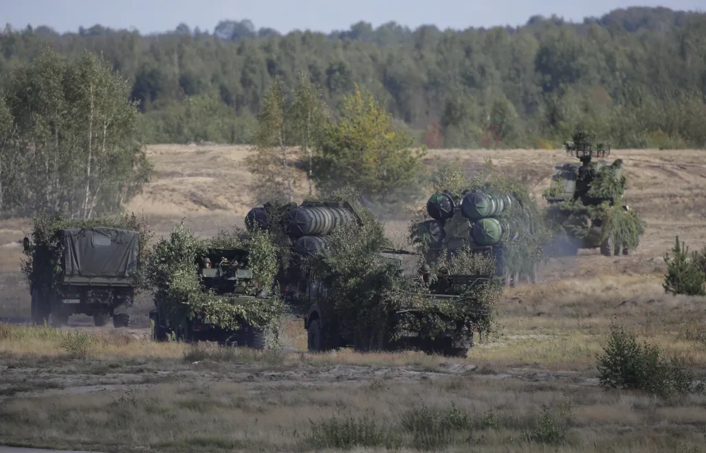 Білоруська військова колона під час навчань. Фотоілюстрація. Fot. PAP/EPA/SERGEI GRITS