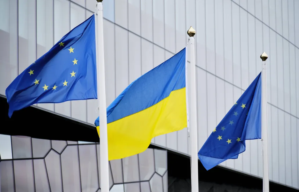 Прапори ЄС та України. Fot. PAP/EPA/ANTON BRINK HANSEN