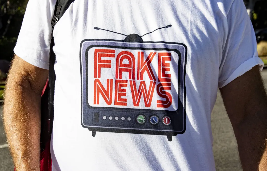 Koszulka z napisem "fake news", zdjęcie ilustracyjne. Fot. EPA/ETIENNE LAURENT 