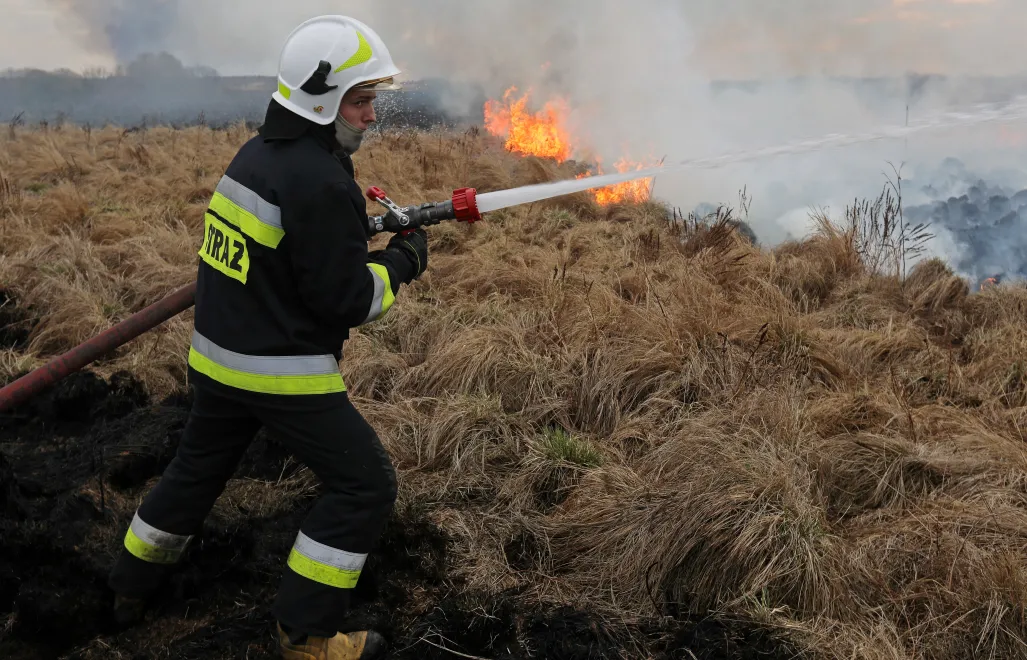 20.04.2020. Akcja gaśnicza pożaru w Biebrzańskim Parku Narodowym. Fot. PAP/Artur Reszko