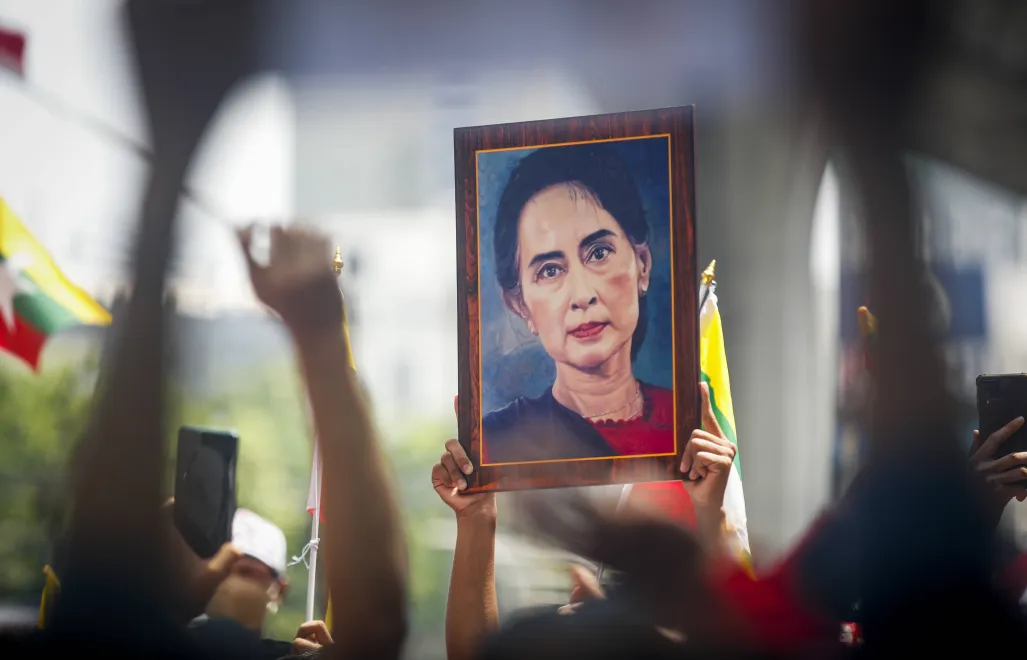 Wizerunek Aung San Suu Kyi  podczas protestów w Mjanmie. Fot. PAP/EPA/DIEGO AZUBEL 