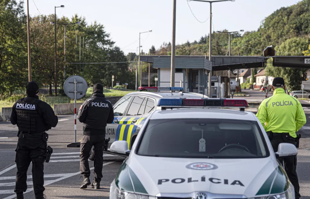 Słowacka policja na granicy, zdjęcie ilustracyjne, fot. PAP/EPA/MTI/Peter Komka