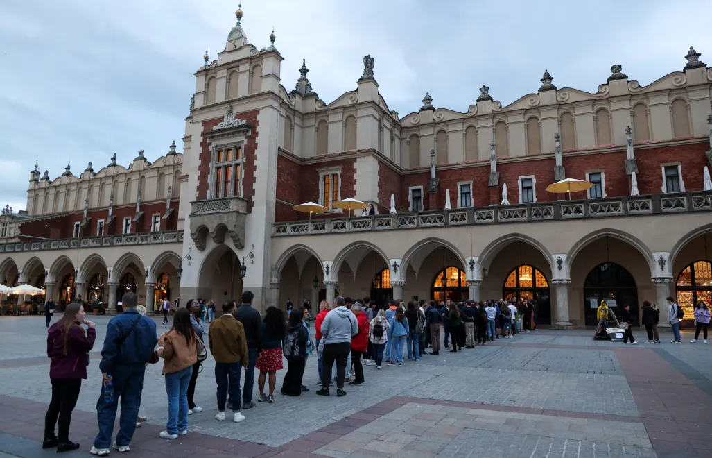 Kolejka do Galerii Sztuki Polskiej XIX wieku w Sukiennicach na Rynku Głównym w Krakowie. Fot. PAP/	Art Service