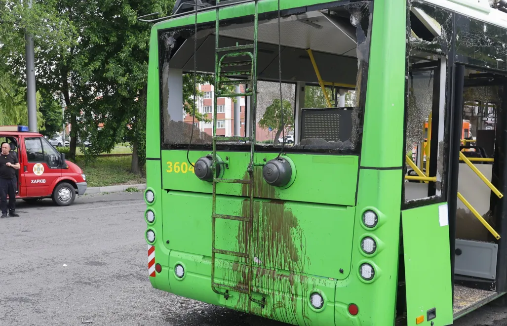 Zaatakowany autobus w Ukrainie w 2024 r. Fot. PAP/EPA/SERGEY KOZLOV