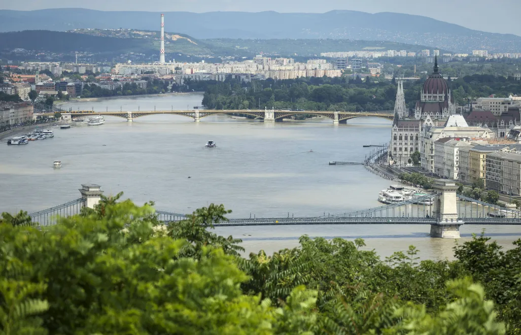 Widok na Dunaj w Budapeszcie, zdjęcie ilustracyjne, fot. PAP/EPA/MTI/Robert Hegedus