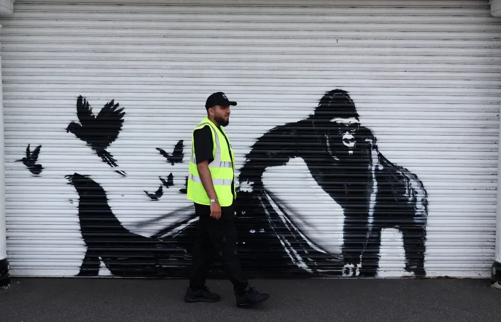Praca artysty Banksy'ego w Londynie. Fot. EPA/ANDY RAIN