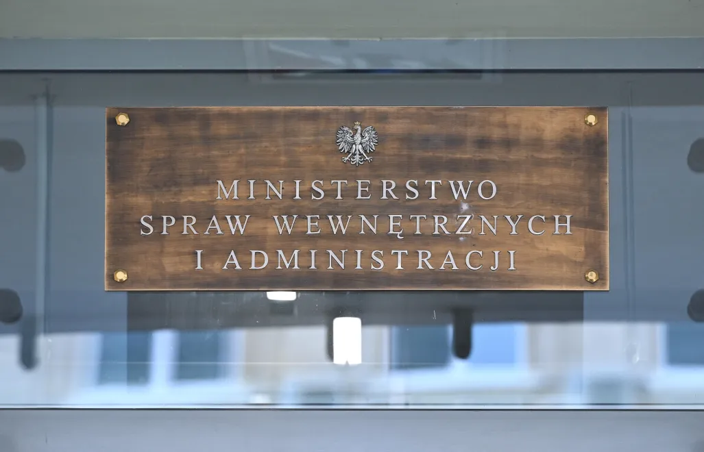 Табличка на будівлі Міністерства внутрішніх справ і адміністрації у Варшаві. Fot. PAP/Radek Pietruszka