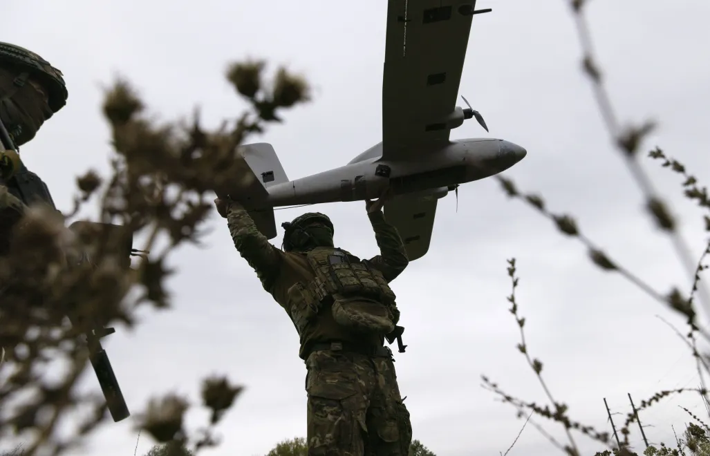 Украинские военные с дроном Fot. PAP/EPA/YEVHEN TITOV