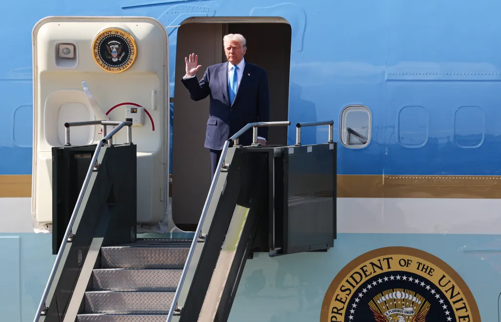 Donald Trump wysiadający z Air Force One. Fot. EPA/YONHAP