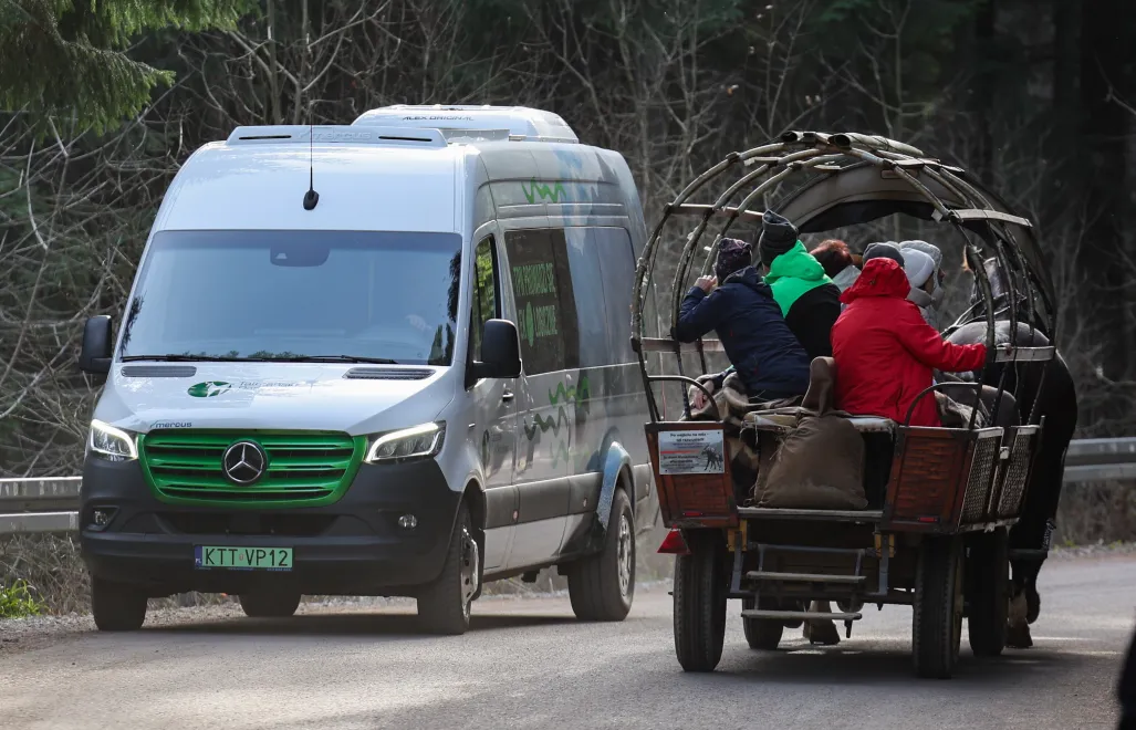 E-bus i wóz na drodze do Morskiego Oka. Fot. PAP/Grzegorz Momot