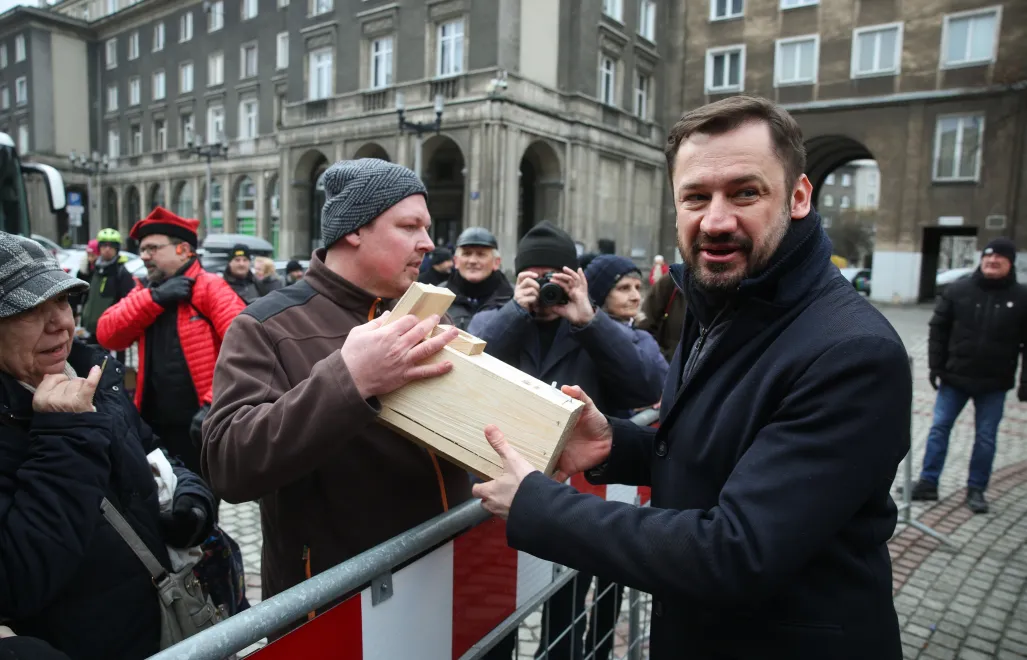 Prezydent Krakowa Aleksander Miszalski podczas rozdawania domków dla ptaków z okazji Walentynek w Krakowie Fot. PAP/Łukasz Gągulski