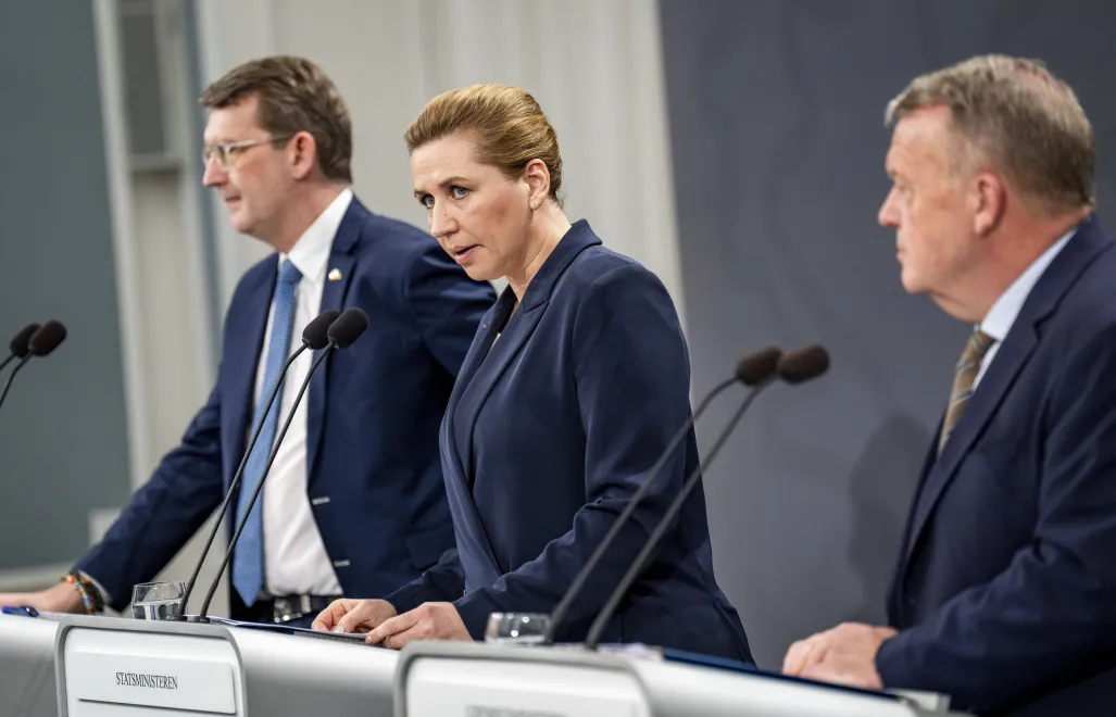 Premier Mette Federiksen (w środku), ministter obrony Troels Lund Poulsen (z lewej) i szef duńskiej dyplomacji Lars Loekke Rasmussen, fot. PAP/EPA/RITZAU SCANPIX/Ida Marie Odgaard