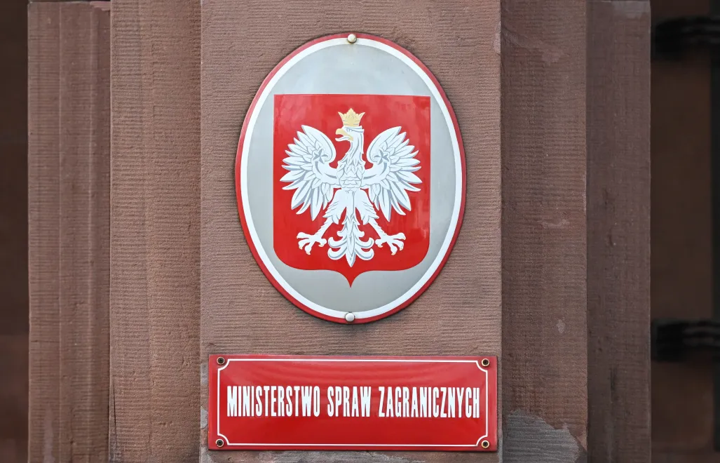 Табличка біля входу до будівлі Міністерства закордонних справ у Варшаві. Fot. PAP/Radek Pietruszka