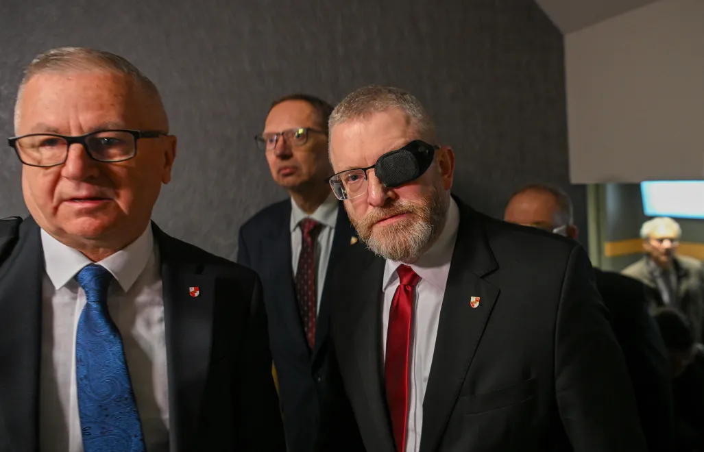 Prezes Konfederacji Korony Polskiej, europoseł Grzegorz Braun oraz posłowie ugrupowania Włodzimierz Skalik i Roman Fritz. Fot. PAP/Marcin Obara