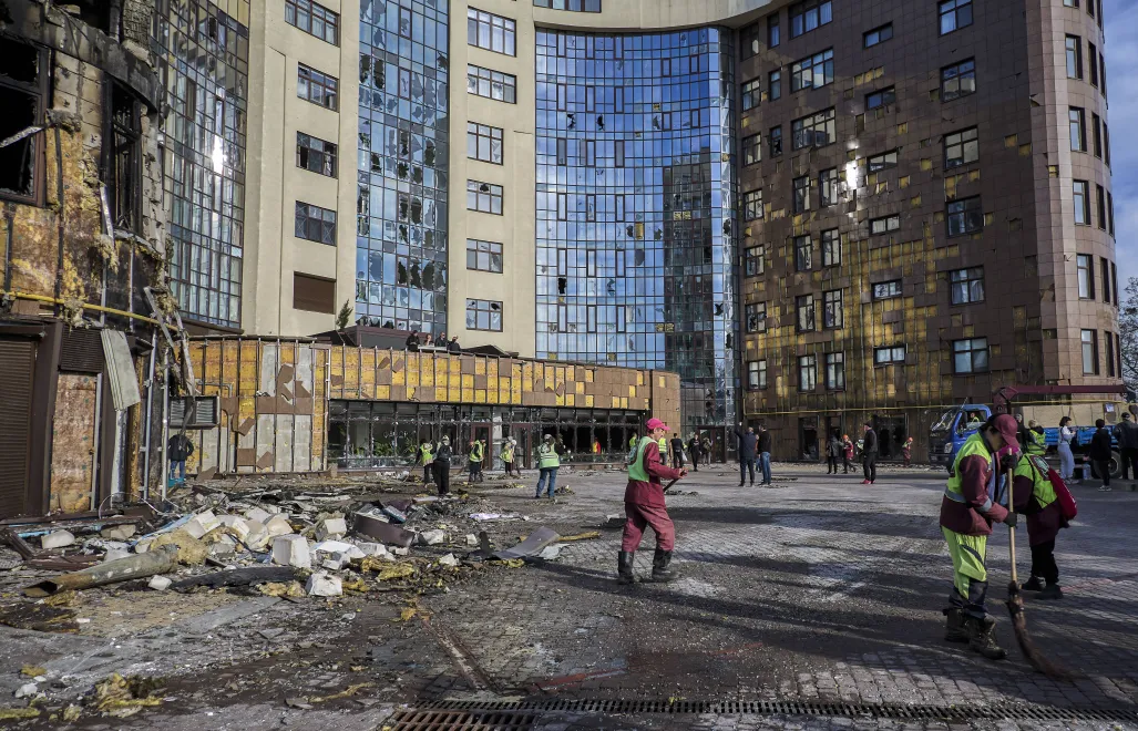 Наслідки удара дрону по будинку в Харкові. Fot. PAP/EPA/SERGEY KOZLOV