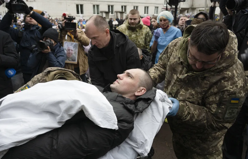 Транспортування українського полоненого після тривалого утримання в російській неволі. Квітень 2026. Фотоілюстрація. Fot. PAP/EPA/MAXYM MARUSENKO
